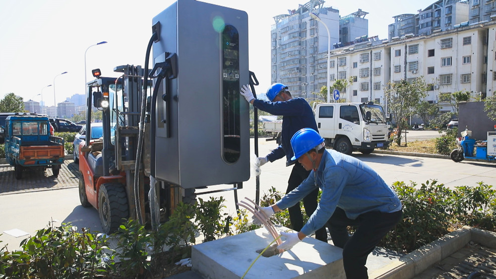 FAQ: Answers questions about installation time, DIY feasibility, permit applications, cable sizes, and voltage/current requirements to help you grasp the key points of charging station installation.