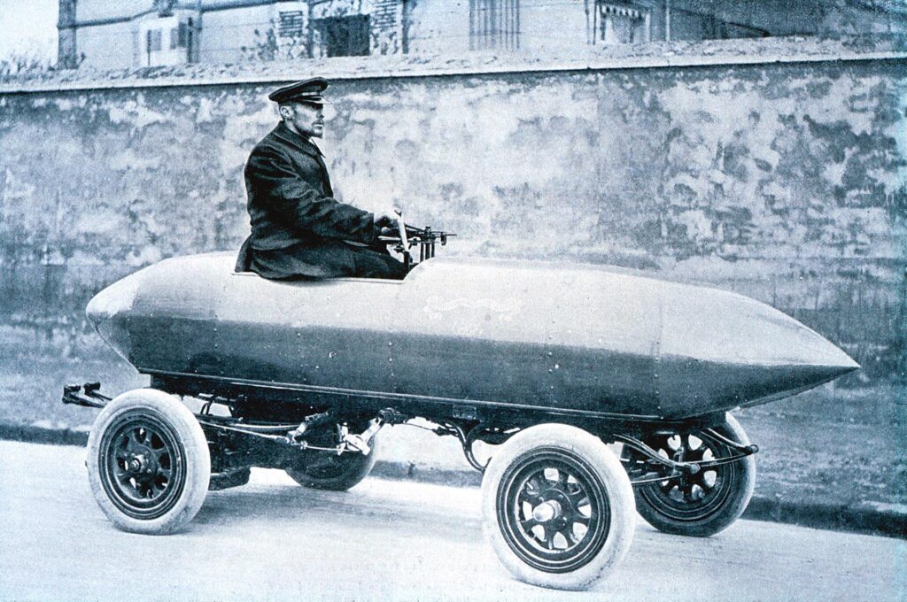 During its first golden age, electric vehicle technology broke through, setting a record of 105.88 km/h in 1899 and becoming the new darling of fashionable transportation.