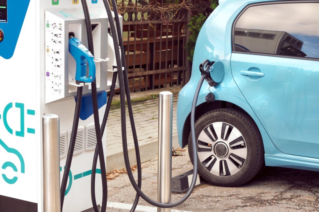 This article elaborates on the technical characteristics, working principle, and applicable scenarios of the Level 3 charging pile (DC fast charging), compares its differences with the Level 2 charging pile, highlights the advantages of the Level 3 charging pile in charging speed, power output, and commercial applications, and helps users understand how to choose an efficient electric vehicle charging solution.
