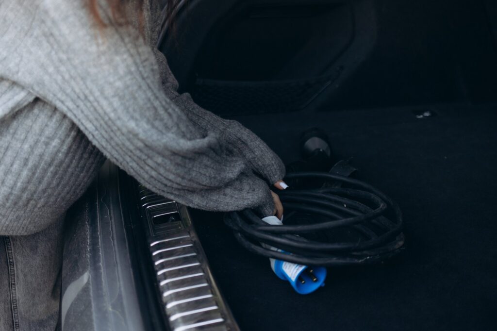 The electric vehicle charging system consists of EVSE and the vehicle, and EVSE is responsible for power transmission. The Level 1 charging pile has a power of 1.4 - 1.9 kW, and the charging is slow. It takes 10 - 20 hours or even longer to fully charge a vehicle with a 300 - kilometer range. However, it is convenient and cheap, and is suitable for charging during the night or long - term parking.
