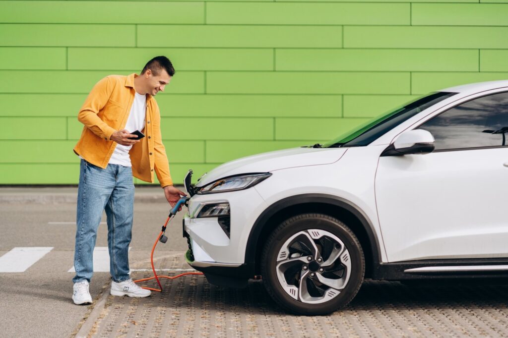 The Level 1 charger has 120V, 1.4kW, charges 2 - 5 miles per hour, has no installation cost, and is suitable for daily home use. The Level 2 charger has 240V, 7.2 - 19.2kW, charges 10 - 60 miles per hour, and the installation cost is $500 - $2000, which can be used in both homes and commercial places.