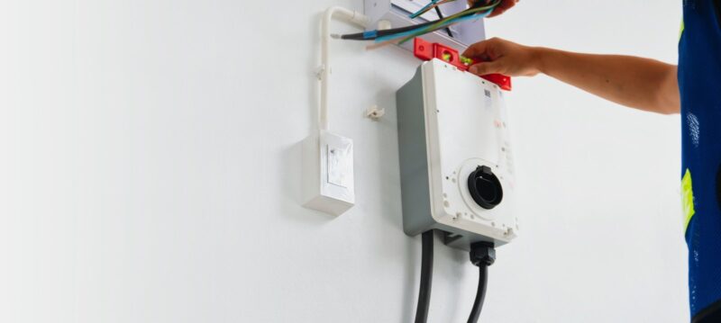 This article primarily explains how to install electric vehicle charging stations for both residential and commercial settings. It provides a comprehensive guide covering various charging station types, installation steps, costs and maintenance, and their environmental benefits.