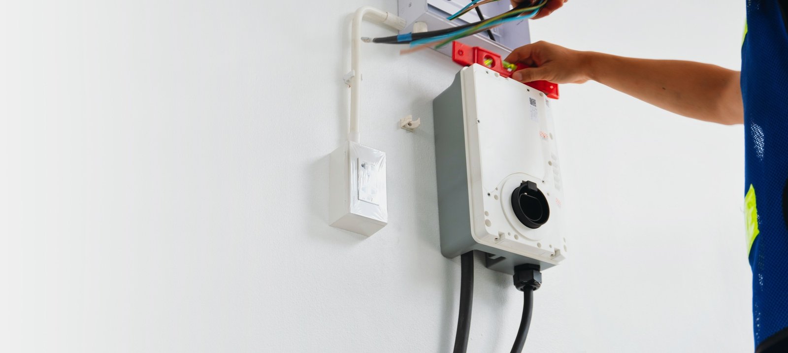 This article primarily explains how to install electric vehicle charging stations for both residential and commercial settings. It provides a comprehensive guide covering various charging station types, installation steps, costs and maintenance, and their environmental benefits.